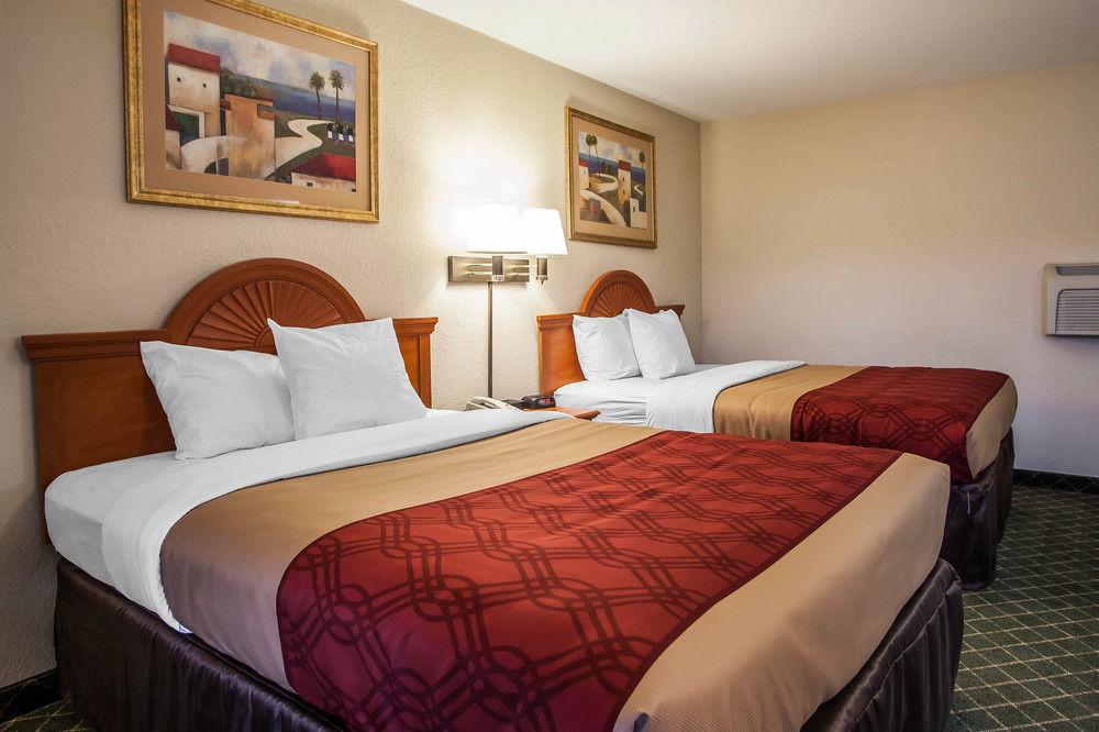 Economy Inn & Suites Hannibal Bagian luar foto