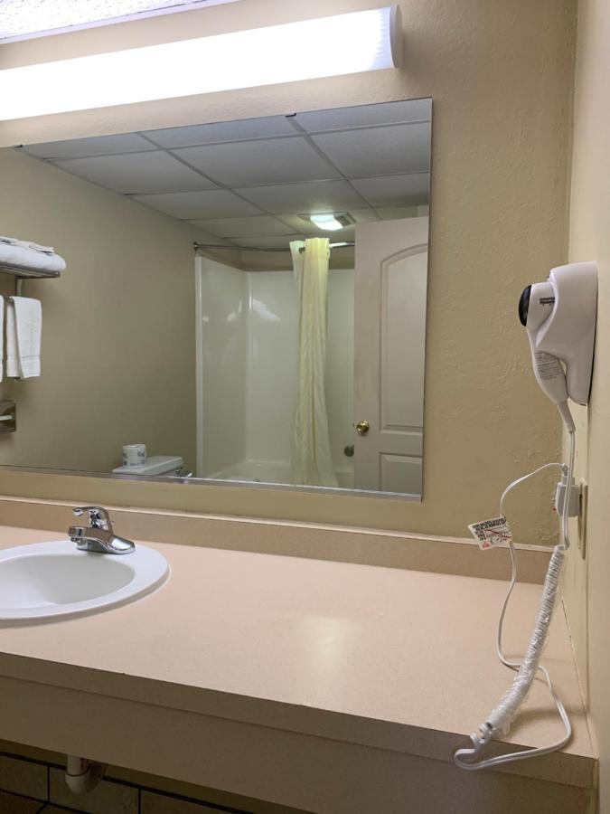 Economy Inn & Suites Hannibal Bagian luar foto