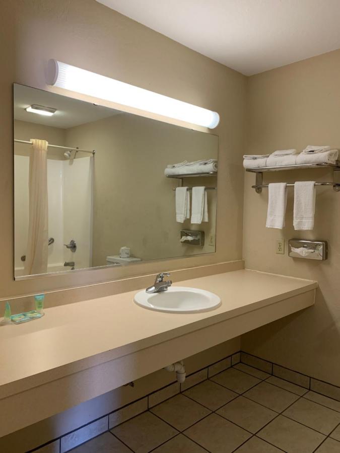 Economy Inn & Suites Hannibal Bagian luar foto