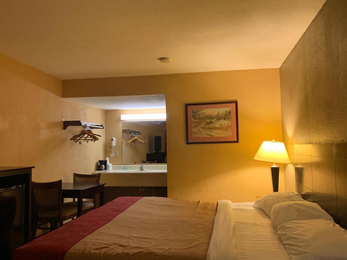 Economy Inn & Suites Hannibal Bagian luar foto